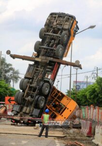 รถเครนล้ม